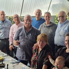 פורש עם חיוך והצלחות